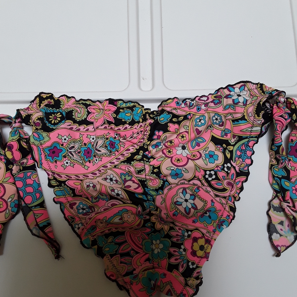 Victoria  Secret - Picture 3 of 3